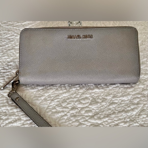 Michael Kors Jet Set Travel Saffiano large wallet. - Picture 1 of 4